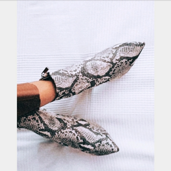 🆕️The New York//grey snake print boot - Picture 2 of 8